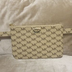 📍Michael Kors light tan Belt Bag